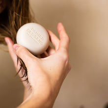 Charger l'image dans la galerie, Shampooing solide pour cheveux normaux - sans sulfate à l'amande
